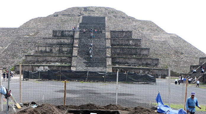 Inicio del proceso de excavación del canal norte, altar central : Foto © Proyecto Estructura A, Plaza de la Luna, Teotihuacán, INAH