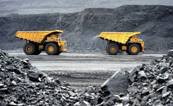 Producción de minerales útiles. el camión de volteo : vía © Shutterstock