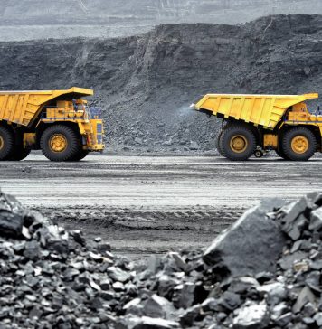 Producción de minerales útiles. el camión de volteo : vía © Shutterstock