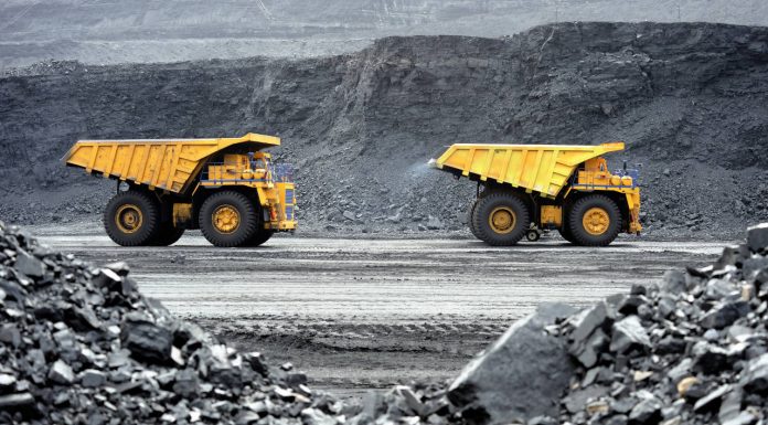 Producción de minerales útiles. el camión de volteo : vía © Shutterstock