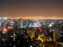 Perspectiva nocturna del Centro Histórico de la Ciudad de México, con los suburbios iluminados en el fondo via Shutterstock