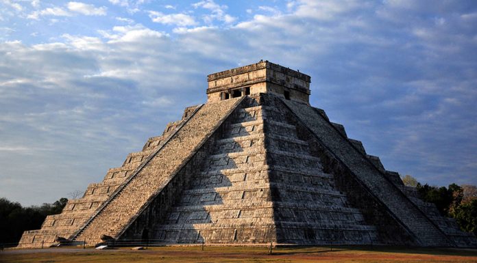 El Castillo. Zona arqueológica de Chichén Itzá : Foto © Mauricio Marat INAH