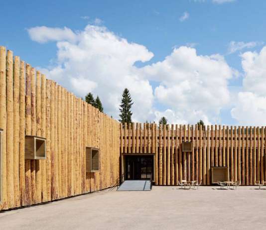 The protruding wooden boxes transform the building to an urban furniture : Photo credit © Åke E:son Lindman