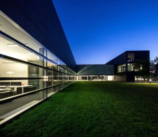 The "soft" courtyard, green and free, faces the manufacturing facilities and the mountains : Photo credit © Massimo Crivellari