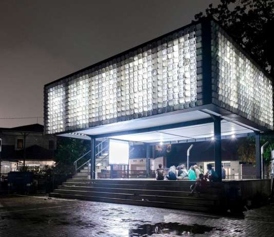 The glowing microlibrary in the evening : Photo credit © Sanrok studio/ SHAU