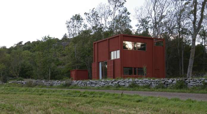 The location of the building between the fields and forest. The torque of the interior in the upward motion is reflected in the facade expression. : Photo © Bornstein Lyckefors Arkitekter