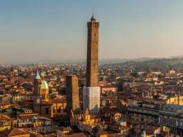 Torre Asinelli and Torre Garisenda : Photo © CODE