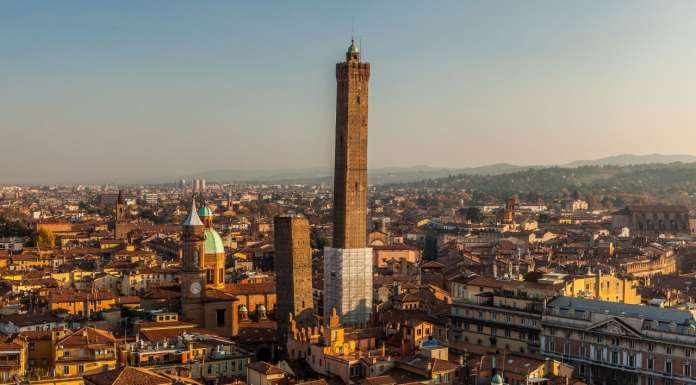 Torre Asinelli and Torre Garisenda : Photo © CODE